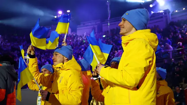 Однако атлеты из разных стран в основном все же держались вместе со своими соотечественниками. На этом фото — сборная Украины