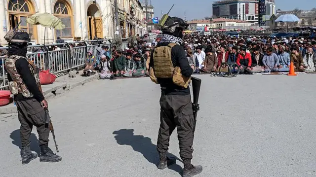 नमाज़ अदा करते लोग