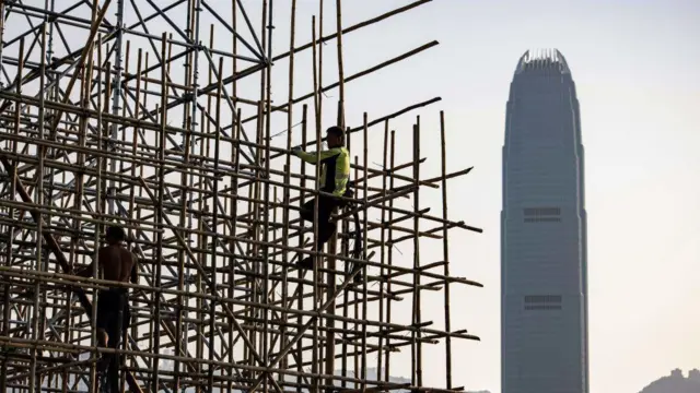 一名建筑工人在竹棚上