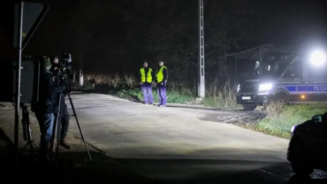 Pasukan keamanan di desa Przewodow di perbatasan Ukraina setelah 2 tewas dalam dugaan serangan rudal pada 16 November 2022 di Polandia.