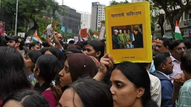 कॉक्रोच जनता पार्टीच्या आंदोलनातील एक दृश्य, ज्यात एका तरुणीनं भारताच्या राज्यघटनेची प्रत उंचावली आहे...( संग्रहित) 