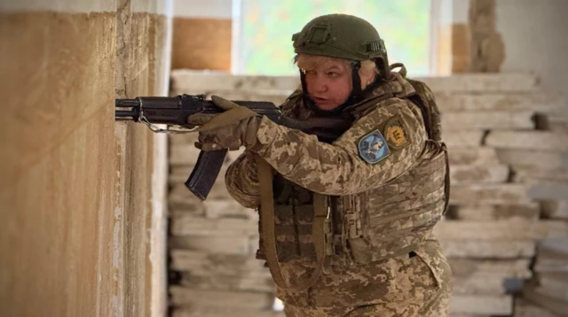 51 yaşındaki öğretmen Valentina, bina baskını eğitimi alıyor