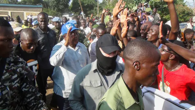 Президент ЦАР в сопровождении охраны