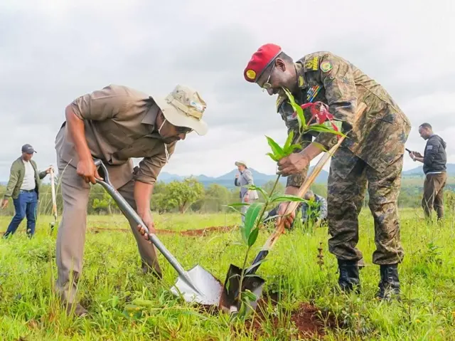 ጠቅላይ ሚኒስትር ዐቢይ ከኤታማዦር ሹሙ ፊልድ ማርሻል ብርሃኑ ጋር ችግኝ ሲተክሉ