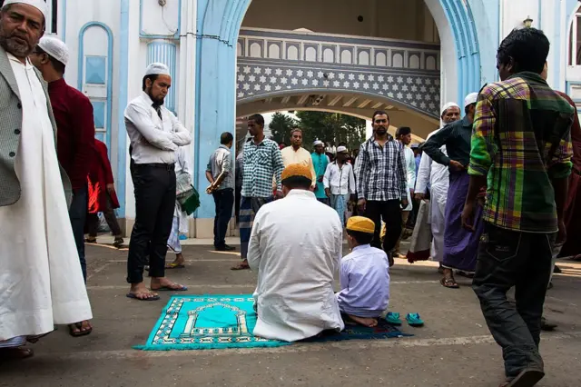 প্রতিদিন বহু মানুষ মাজারে ভিড় করে