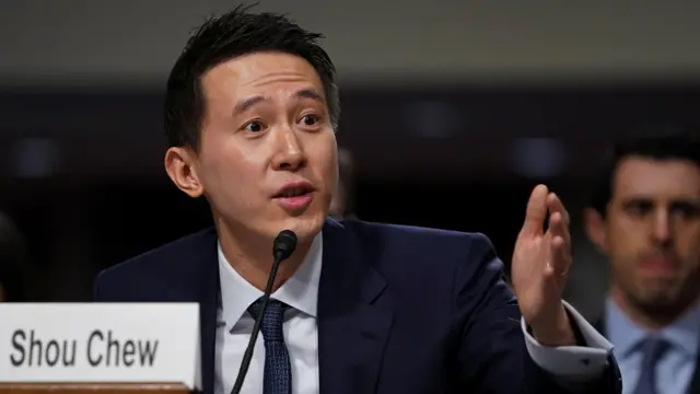 米議会に召喚された際の周氏の写真。スーツ姿でマイクを前に話している。マイクの前には、英語で「Shou Chew」と書かれた名札が置いてある