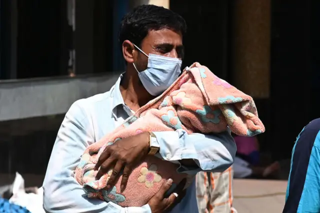 অ্যাডিনোতে সদ্যমৃত সন্তানকে বুকে ধরে বাবার কান্না