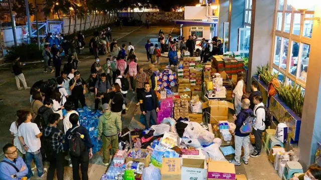 入夜後，不少市民自發自備物資前往大埔支援。