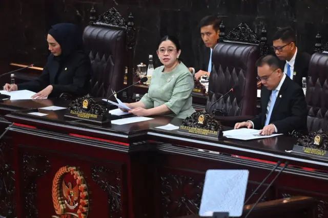 Ketua DPR Puan Maharani (tengah) didampingi Wakil Ketua DPR Sufmi Dasco Ahmad (kanan) dan Sari Yuliati (kiri) memimpin Rapat Paripurna ke-19 DPR RI Masa Persidangan V Tahun Sidang 2025-2026 di kompleks Parlemen, Jakarta, Rabu (20/5/2026).