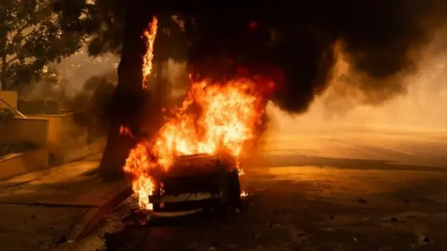 प्यासिफिक प्यालिसेड्समा आगो लागेको एउटा गाडी