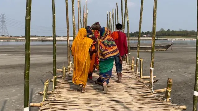 नदी पर बना बांस का पुल