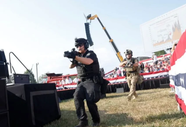 சம்பவம் நடந்த இடத்தில் பாதுகாப்பு அதிகாரிகள்