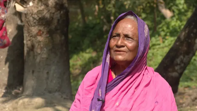 গোলাপী রংয়ের শাড়ি মাথায় পেঁচানো ৭৫ বছর বয়সী আফরোজা বেগম যিনি নোয়াখালী পাঁচ আসনের একজন ভোটার