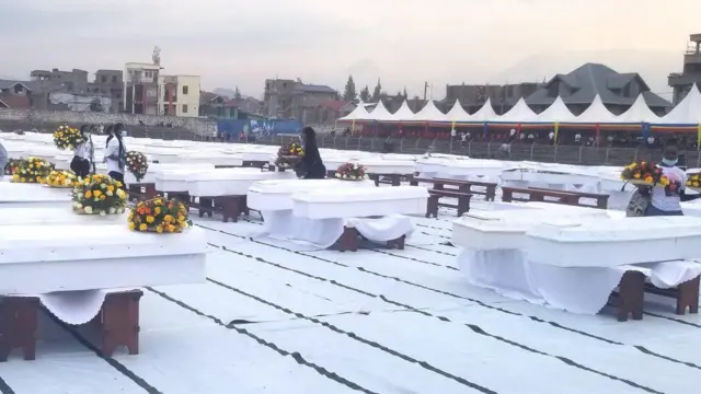 Amasanduku y'umweru agera kuri 200 yazanywe kuri Stade de l'Unité i Goma mu muhango wo gusezera kuri abo bantu bapfuye 