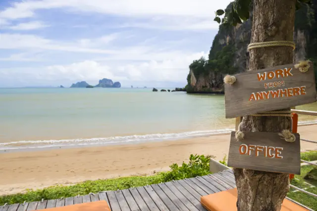 Một bãi biển ở Krabi, Thái Lan với dòng chữ “Văn phòng. Làm việc từ mọi nơi”