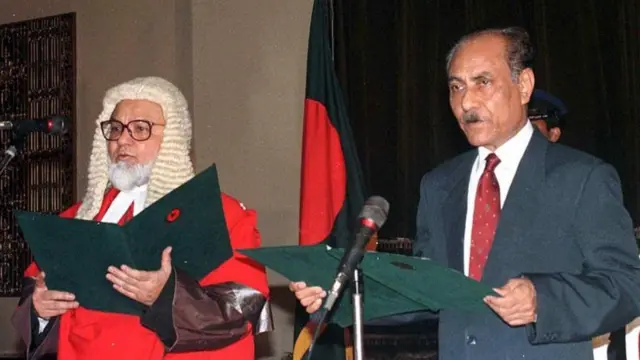 বিচারপতি শাহাবুদ্দিন আহমেদ (ডানে)।