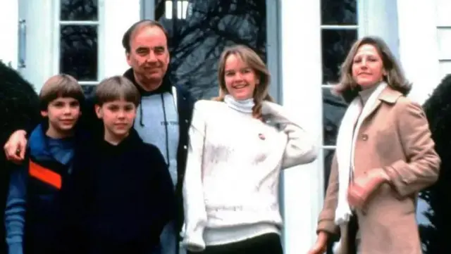 عکس خانوادگی، روپرت مرداک همراه همسر سابقش آنا و سه فرزندش، الیزابت، لاکلان و جیمز