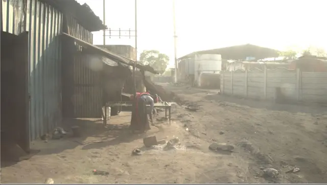 वाड्यात पायरोलिसिस कारखान्यालगत पत्र्याच्या घरांत कामगार राहतात.