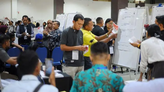Panitia Pemilihan Luar Negeri (PPLN) melakukan penghitungan surat suara Pemilu 2024 di Pusat Dagangan Dunia Kuala Lumpur (WTC), Kuala Lumpur, Malaysia, Rabu (14/2/2024).