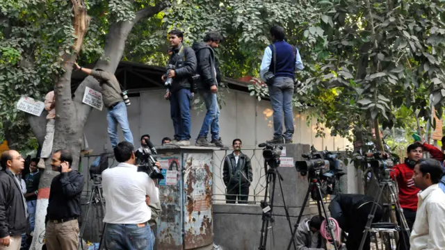 साल 2013 की तस्वीर - तरुण तेजपाल के घर के बाहर खड़े मीडियाकर्मी
