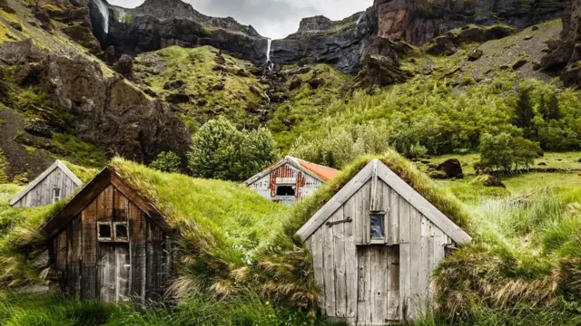 Ketika penduduk Islandia pindah dari rumah rumput ke rumah modern, beberapa mulai mengeluh tentang peningkatan suhu dingin.