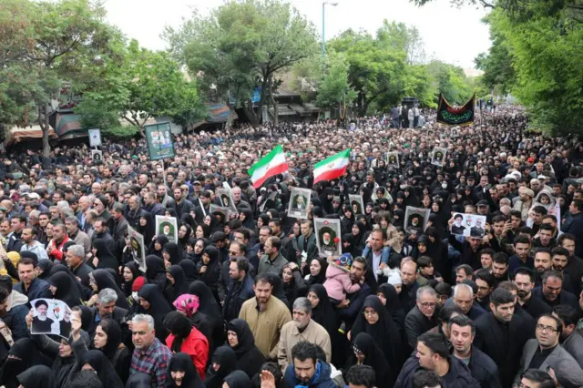 Multitudaria despedida de Raisi. 