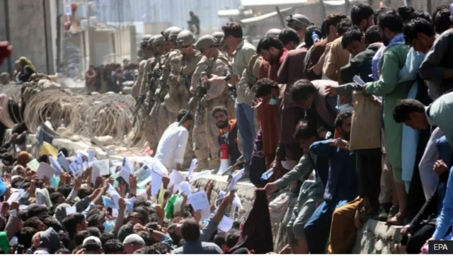 foule qui attendait de monter à bord des avions d'évacuation quittant Kaboul