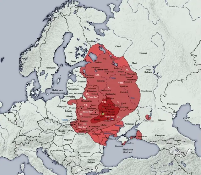 Lãnh thổ Rus với trung tâm Kyiv thế kỷ 9-13; Moscow được thành lập vào thế kỷ 12 khi các thành bang của Rus đã suy yếu và dần tan rã.    