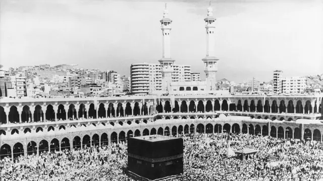 हमलावरों ने आसपास की मीनारों पर पोजीशन ले ले थी