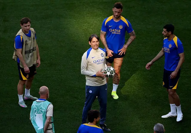 چند تن از بازیکنان تیم اینترمیلان حین تمرین به سیمونه اینزاگی گوش می‌کنند