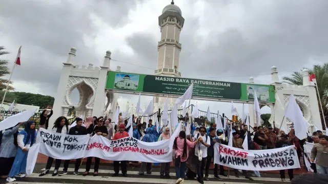 Aksi bendera putih di depan pintu gerbang Masjid Raya Baiturrahman, Banda Aceh, Kamis (18/12).