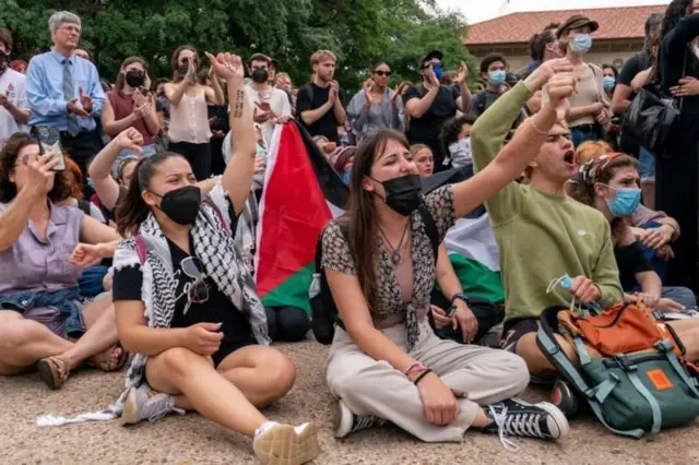 ইউনির্ভাসিটি অব টেক্সাসে ফিলিস্তিনের পক্ষে বিক্ষোভ।