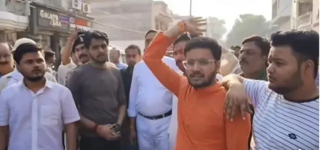 अनिल मिश्रा म्हणतात की, हिना खान यांनी दबावाखाली घोषणा दिल्या होत्या.
