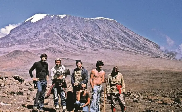 Na Kilimadžaro je otišlo pet članova posade - Milan Rakočević (prvi sleva), snimatelj Bata Grbić (drugi sleva), Slobodan NIkolić (u sredini stoji), Branko Baletić (drugi zdesna) i Ginka Milinković (čuči).