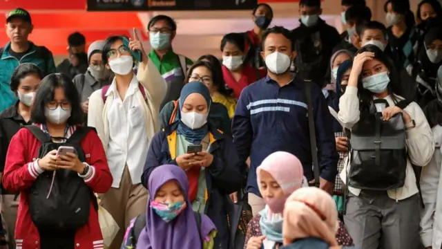 Dokter spesialis paru menyarankan untuk mengenakan masker ketika berada di luar ruang.