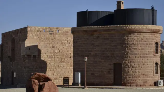 نمایی از سازه تاریخی و مخزن‌های آب سیاه‌رنگ در داخل آن.
