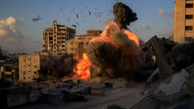 انفجار ضخم في غزة أدى لتصاعد اللهب وتطاير الحطام