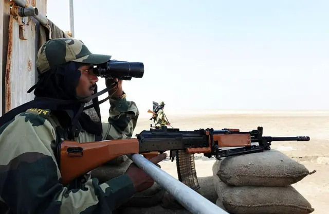 بارڈر سیکیورٹی فورس کچ میں سرحدوں کی حفاظت کرتے ہوئے