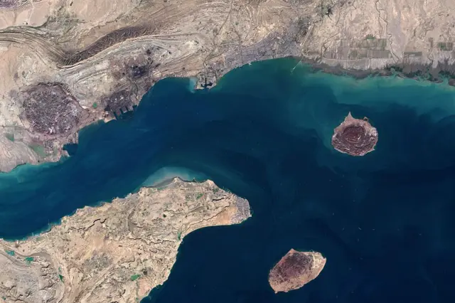 Vista satelital de Bandar Abbas, la isla de Qeshm, la isla de Larak y la isla de Hormuz en la provincia de Hormozgan, dentro de la región del estrecho de Ormuz, un punto estratégico para el suministro de energía y el transporte marítimo, el 17 de enero de 2026.