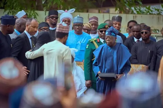 Tinubu na miƙa wa iyalan Buhari tutar Najeriya.