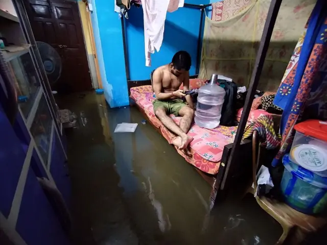 বৃষ্টির জেরে ঘরের ভিতরে জল জমেছে। 