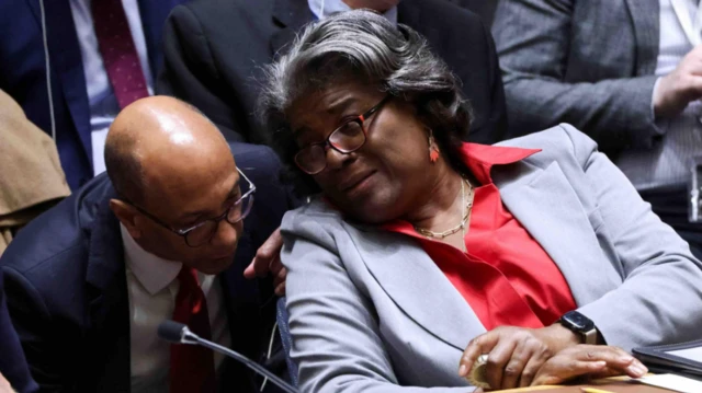 الممثلة الأمريكية لدى الأمم المتحدة ليندا توماس جرينفيلد تتحدث مع الممثل المناوب للولايات المتحدة للشؤون السياسية الخاصة في الأمم المتحدة روبرت وود.