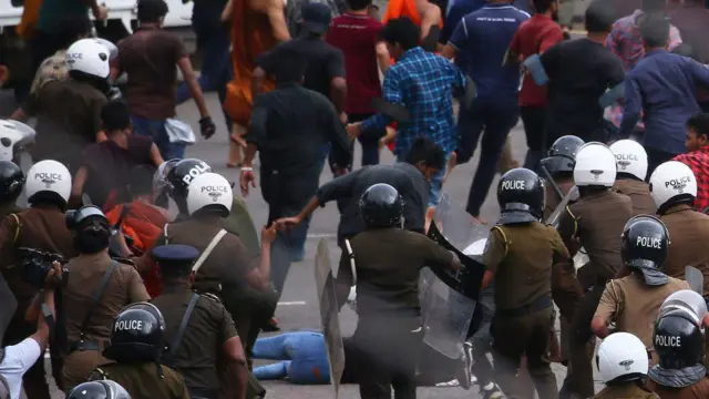 අත්අඩංගුවට ගනු ලබන පුද්ගලයින්ට පහරදීම සහ හිංසා සිදුකිරීම සම්බන්ධයෙන් ද නොයෙකුත් අවස්ථාවලදී පොලිස් දෙපාර්තමේන්තුවට එරෙහිව චෝදනා එල්ල විය