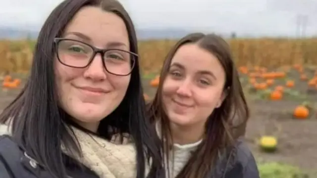 એશલી તેની બહેન સાથે