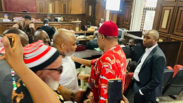 Nnamdi Kanu dey shake pesin hand