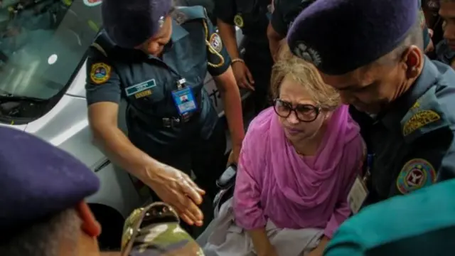 ২০১৮ সালের ৬ই অক্টোবর কারাগার থেকে হাসপাতালে নিয়ে যাওয়ার সময় খালেদা জিয়া।(ফাইল ফটো)