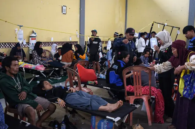 Sejumlah siswa dirawat di Puskesmas Citalem setelah mengalami keracunan makanan usai mengonsumsi MBG di Bandung, Jawa Barat, pada 24 September 2025.