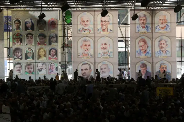 Tahran'daki bir camiide İsrail saldırılarında öldürülen üst düzey isimler ve çocukların görselleri asıldı, 20 Haziran. 