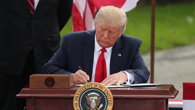 Aarẹ trump pẹlu iwe aṣẹ kan