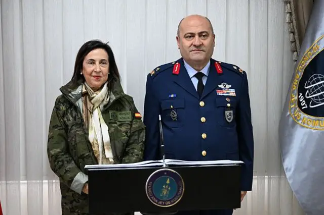 Margarita Robles ve 10. Ana Jet Üssü Komutanı General Kemal Güleç yanyana kürsüde poz veriyor. 